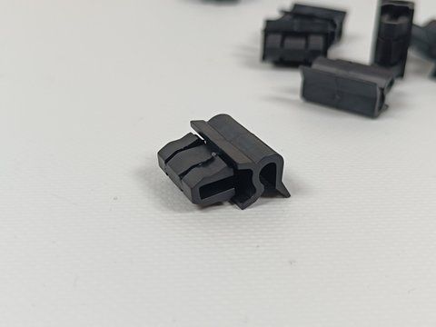 Кліпса кріплення переднього багажника (корито) до крила (Аналог) Tesla Model 3 / Тесла Модель 3 1106961-00-C 1106961-00-C фото